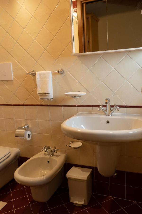 La Fiocchina - Magic Place - Apartments & Studios In Garda Lake - Countryside Farmhouse, Inside The Middle Of The Lake ซาโล ภายนอก รูปภาพ